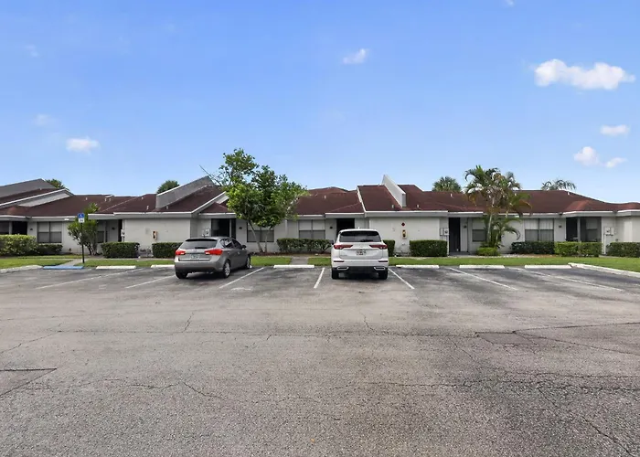 Bright & Modern Furnished Home With Pool Access