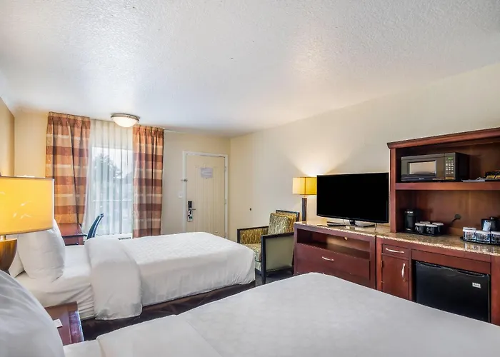 Clarion Inn & Suites Central Clearwater Beach