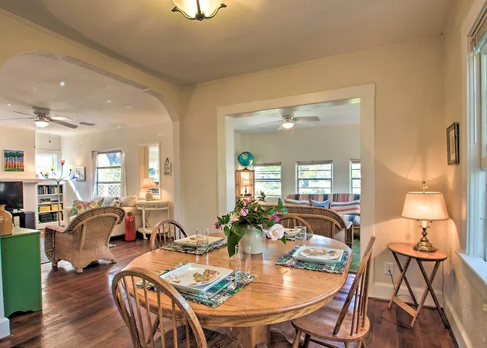 Colorful Pensacola Oasis: 1 Block To Bayview Park!