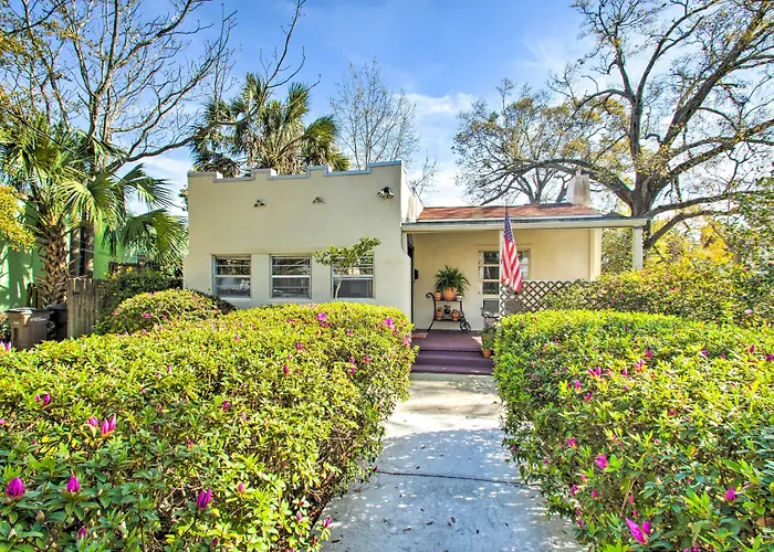 Colorful Pensacola Oasis: 1 Block To Bayview Park!