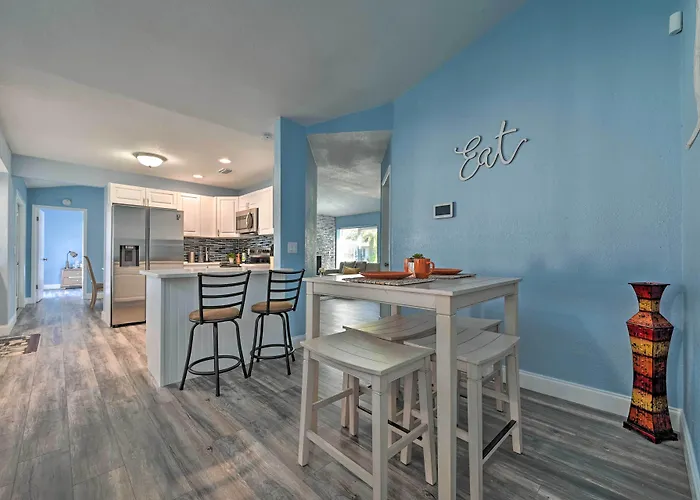 Port Richey Getaway W/ Lanai, Pool & Grill!