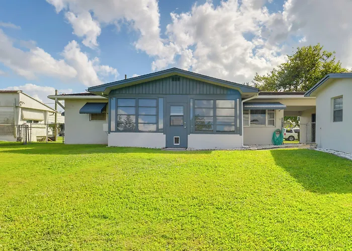 2 Mi To Lake Okeechobee: Waterfront Home W/ Deck!