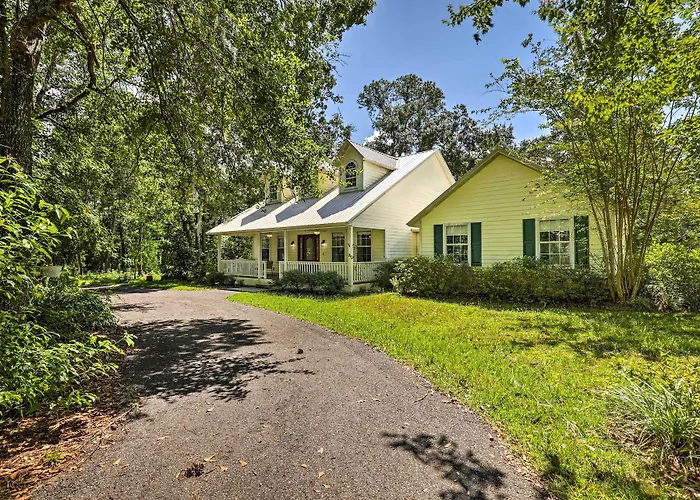 Charming Waldo Getaway Near Lake Santa Fe!