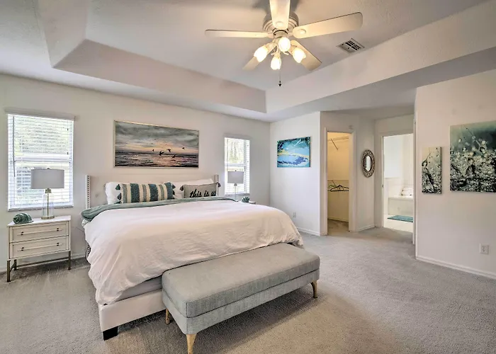 Crystal River Gem Near Three Sisters Springs!