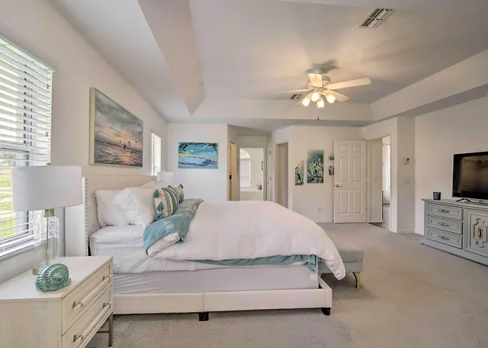 Crystal River Gem Near Three Sisters Springs!