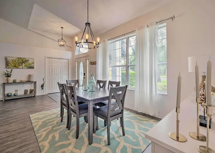 Crystal River Gem Near Three Sisters Springs!