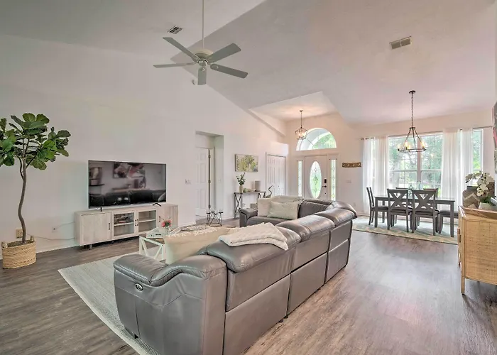Crystal River Gem Near Three Sisters Springs!