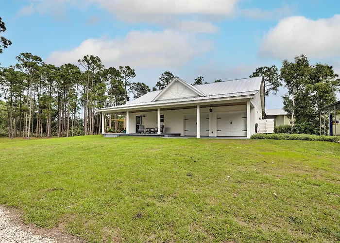 Trendy Palm City Cottage W/ Porch On 5 Acres!