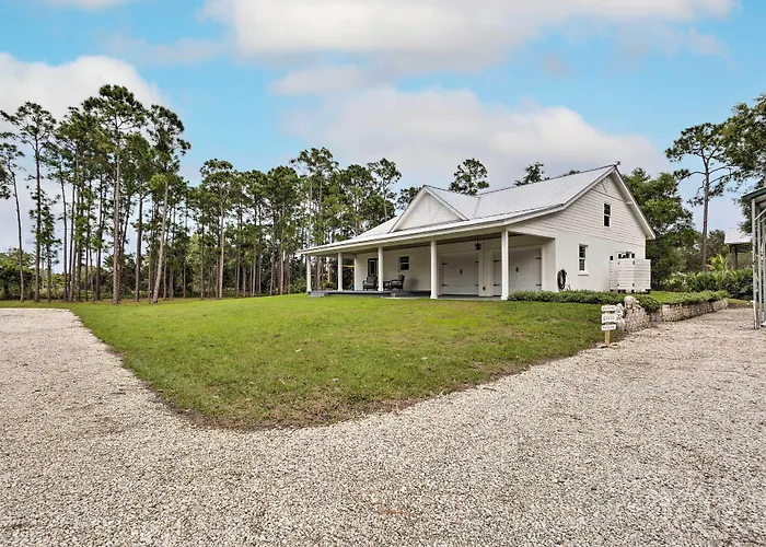 Trendy Palm City Cottage W/ Porch On 5 Acres!