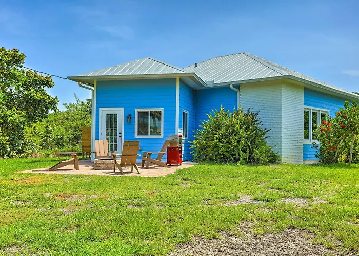 Hutchinson Island Cottage: Steps To The Beach