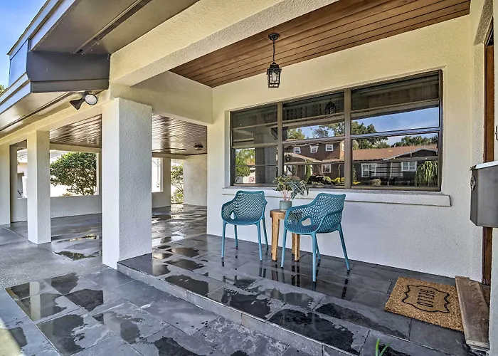 Mid-Century Modern Escape In Central Lakeland!