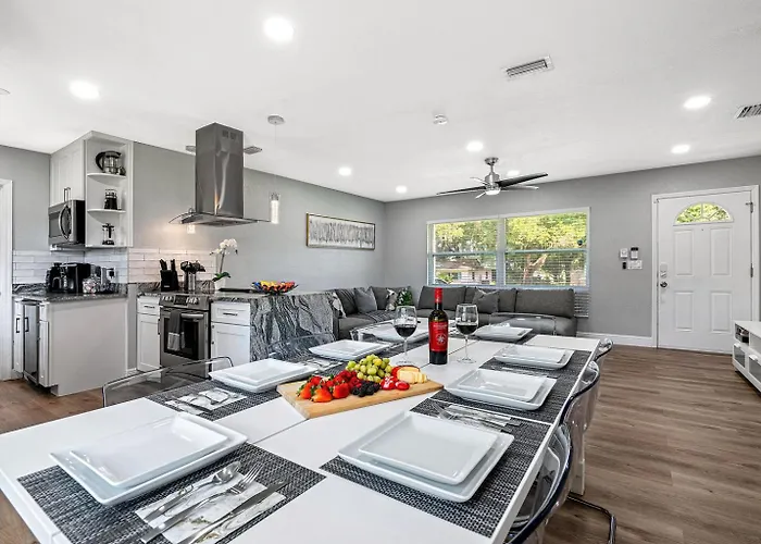 Renovated 3Br, Fenced Yard, Brandon Sleeps 8, 20 Min To Tampa, Monthly Ok