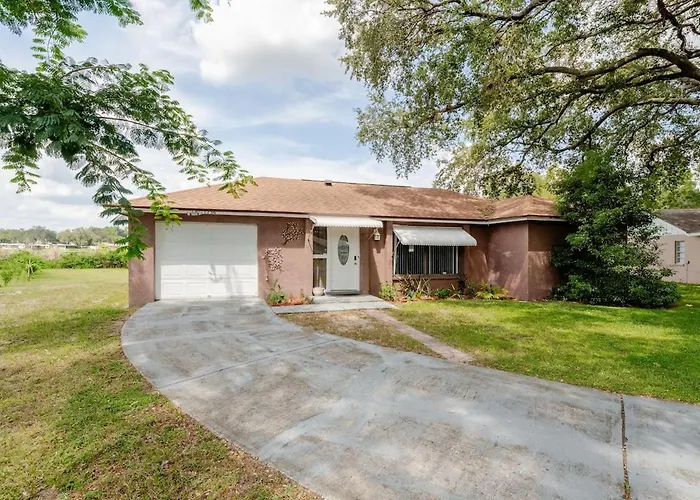 Lakeside Retreat - 3 Bedroom, 2 Bathroom House By The Lake