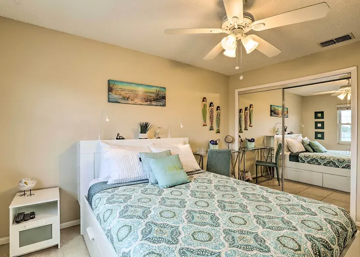 Sea La Vie: Sunny Indian Rocks Beach Condo!