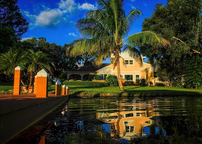 Lakefront Winter Haven Retreat: Hot Tub & Patio!
