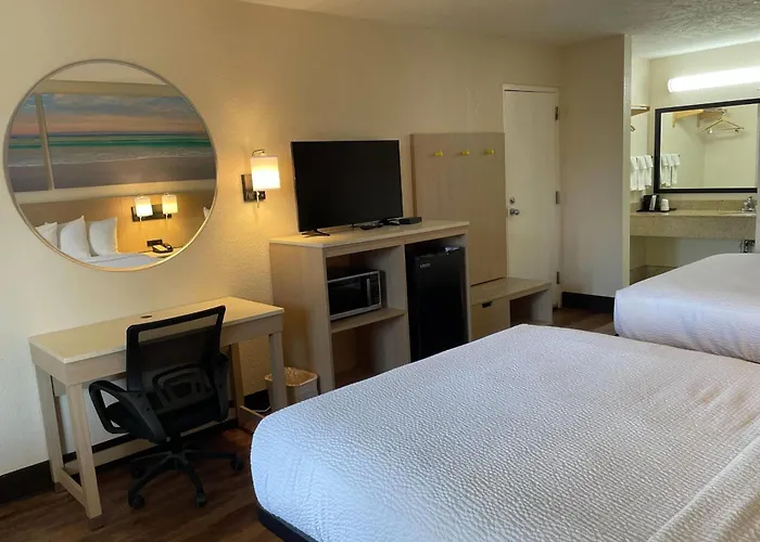 Days Inn & Suites By Wyndham Navarre - Near Beaches Hurlburt