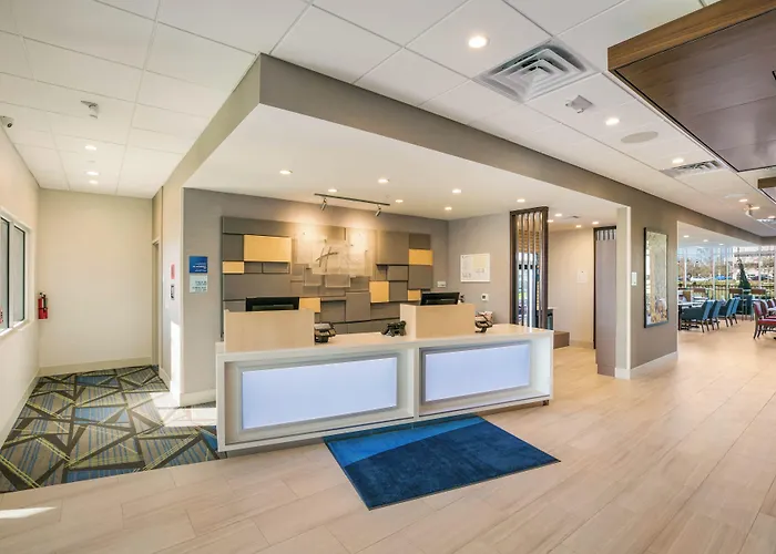 Holiday Inn Express & Suites Jacksonville - Town Center By Ihg