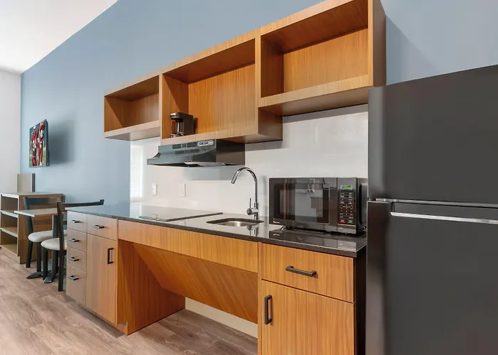 Hometowne Studios By Red Roof Tampa - Airport