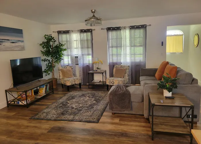 Whole House+Renovated+Pool+Lanai+Bbq+Close To All