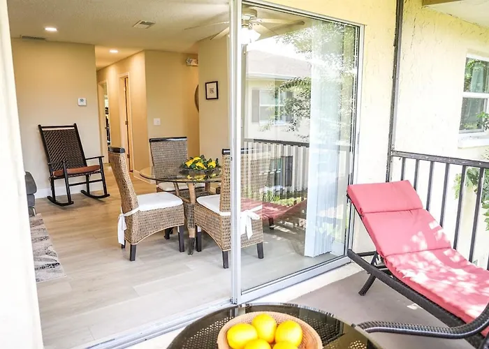 Sunnyside Palms - 2Br, Poolside, 5 Min To Beach