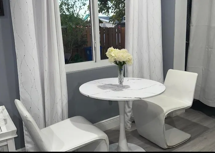 Modern Apartment, Private Entrance, Private Backyard