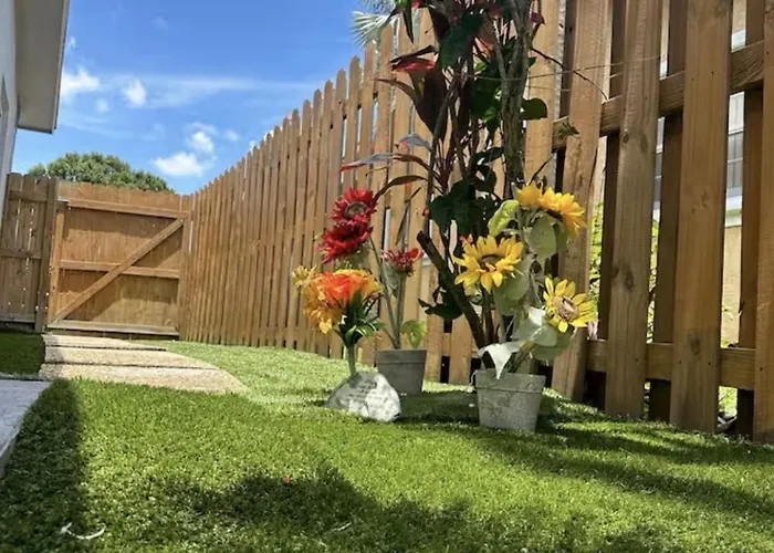 Modern Apartment, Private Entrance, Private Backyard