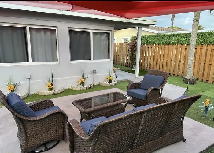 Modern Apartment, Private Entrance, Private Backyard