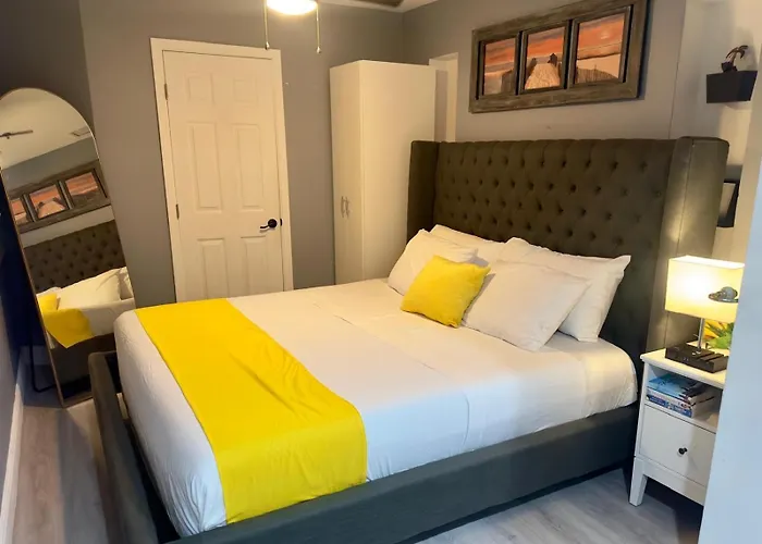 Modern Apartment, Private Entrance, Private Backyard