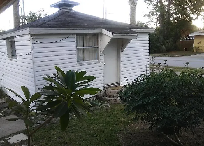 1 Beige Cozy Bungalow Or 1 White Cozy Efficiency Cottage In Titusville