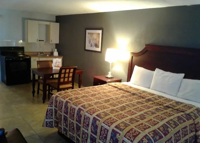 Express Inn & Suites - 5 Miles From St Petersburg Clearwater Airport