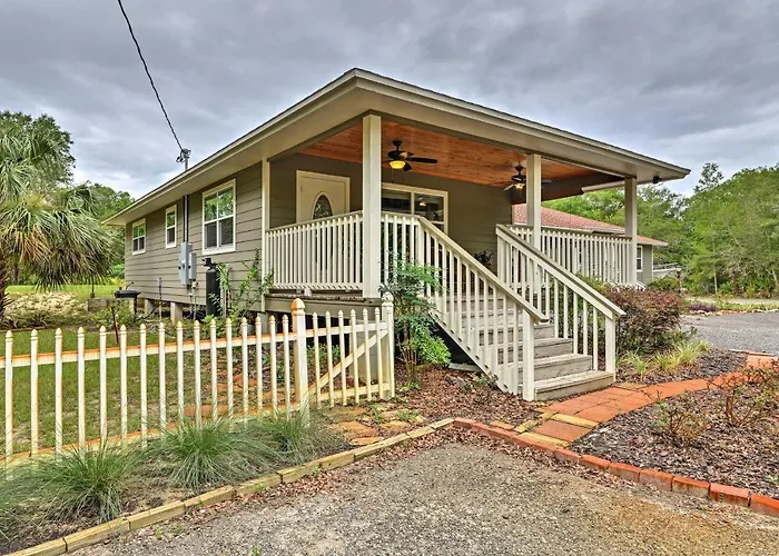 Crystal River Cottage On 1 Acre W/ Deck & Porch!