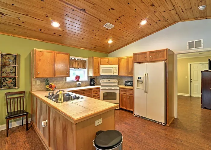 Crystal River Cottage On 1 Acre W/ Deck & Porch!