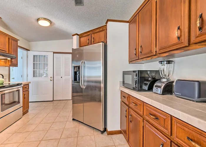 Lovely Lady Lake Home W/ Resort Amenities & Lanai!