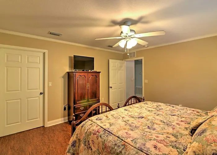 Crystal River Cottage On 1 Acre W/ Deck & Porch!
