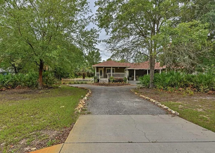 Crystal River Cottage On 1 Acre W/ Deck & Porch!