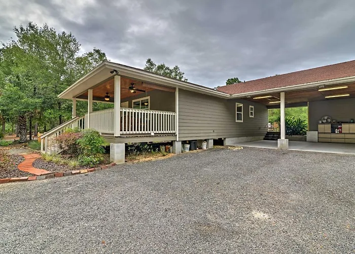 Crystal River Cottage On 1 Acre W/ Deck & Porch!