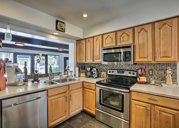 Pet-Friendly Oasis W/ Deck & Fire Pit In Bokeelia!