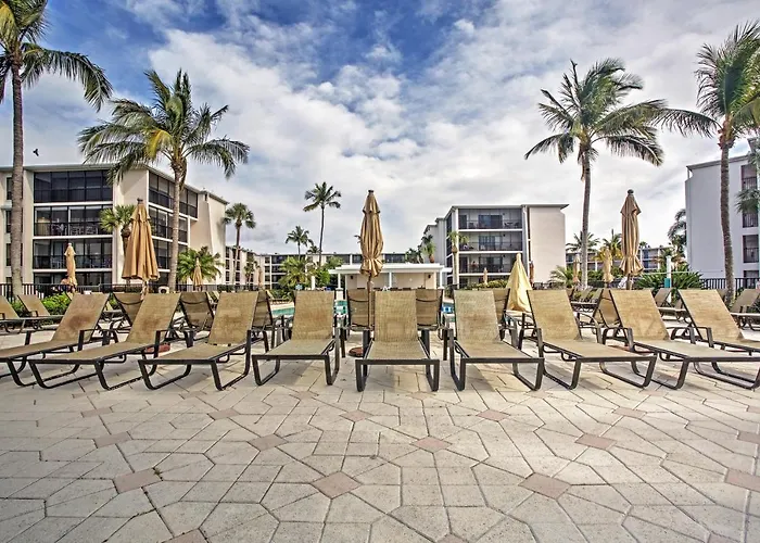 Sanibel Island Studio: Pool Access, Walk To Beach