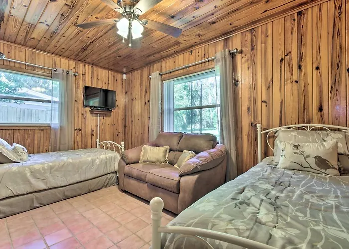 Rainbow River Oasis W/ Kayaks + Furnished Sunroom!