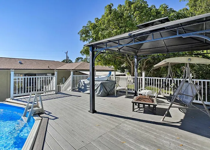 Pet-Friendly Oasis W/ Deck & Fire Pit In Bokeelia!