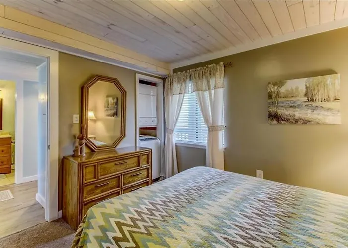 2Nd Floor, Newly Remodeled 2 Bed/2 Bath Ocean Front Condo, Sleeps 6.